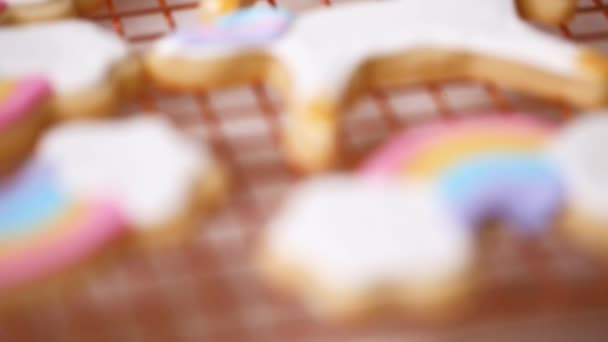 Biscoitos Açúcar Unicórnio Decorados Com Cereja Real Rack Secagem — Vídeo de Stock