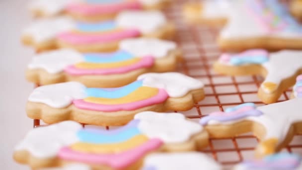 Unicorn Suiker Koekjes Versierd Met Koninklijk Suikerglazuur Het Droogrek — Stockvideo