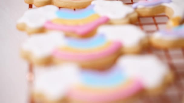 Unicorn Suiker Koekjes Versierd Met Koninklijk Suikerglazuur Het Droogrek — Stockvideo