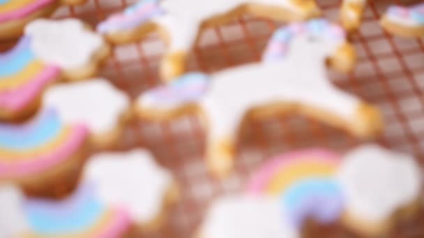 物干しラックに高貴なアイシングで飾られたユニコーン シュガー クッキー — ストック動画