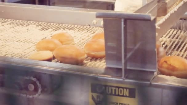 Βιομηχανική Παραγωγή Ντόνατς Από Μηχανή — Αρχείο Βίντεο
