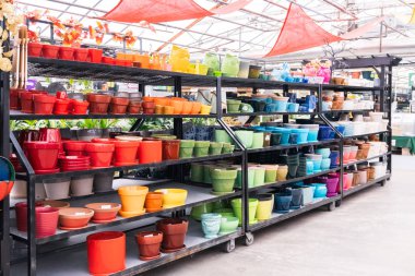 Tencere farklı renklerde dikim bahçe merkezinde çeşitli.