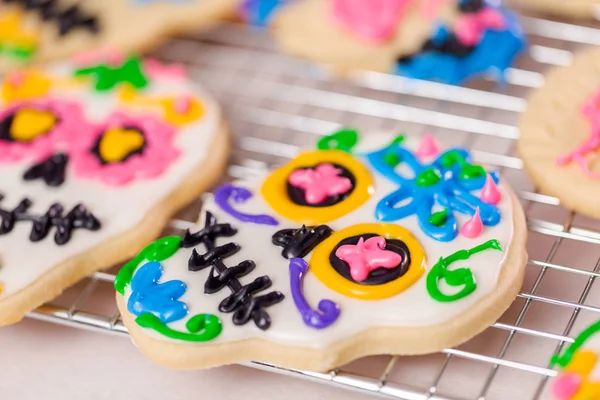 Decorating Sugar Cookies Med Royal Icing För Dia Los Muertos — Stockfoto