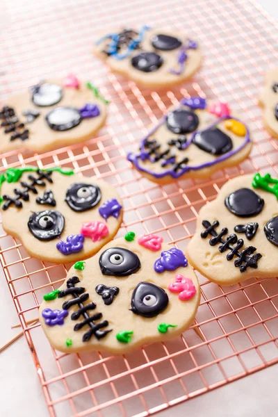 Decorating Sugar Cookies Med Royal Icing För Dia Los Muertos — Stockfoto