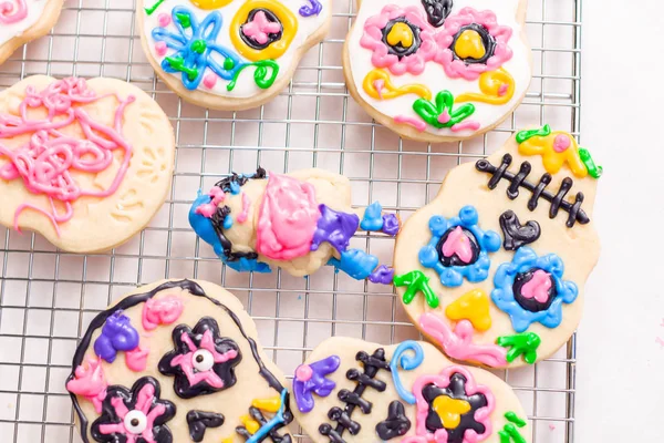 Decorating Sugar Cookies Med Royal Icing För Dia Los Muertos — Stockfoto