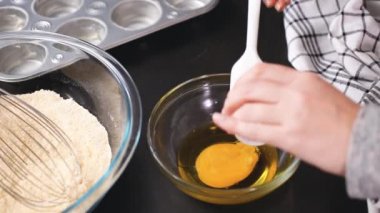 Adım adım. Metal kek teneke içinde Mısır ekmeği kek pişirme