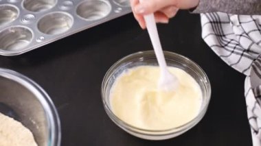 Adım adım. Metal kek teneke içinde Mısır ekmeği kek pişirme