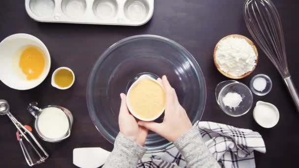 Schritt Für Schritt Ansicht Von Oben Maisbrot Muffins Backen — Stockvideo