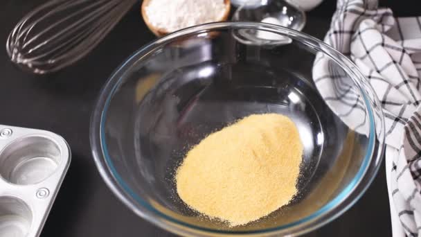 Schritt Für Schritt Maisbrot Muffins Metall Muffinform Backen — Stockvideo