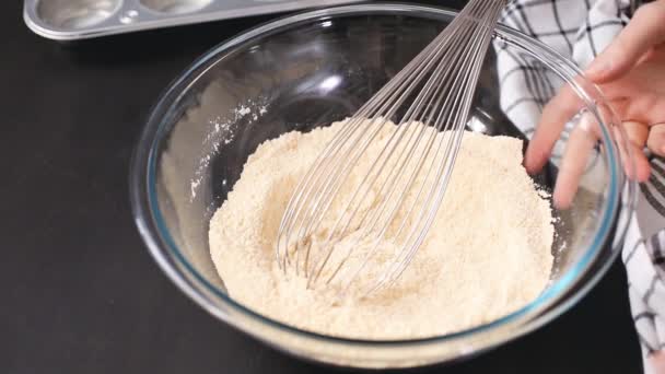 Adım Adım Metal Kek Teneke Içinde Mısır Ekmeği Kek Pişirme — Stok video