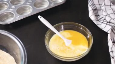 Zaman atlamalı. Adım adım. Metal kek teneke içinde Mısır ekmeği kek pişirme