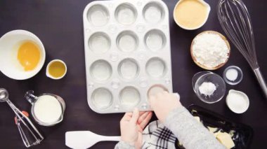 Adım adım. Mısır ekmeği kek pişirmeye metal kek pan yağ.