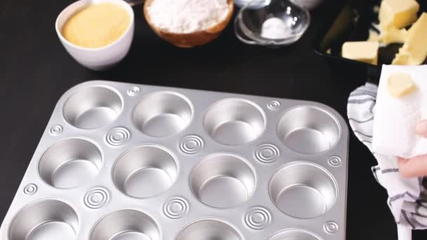 Stap Voor Stap Botert Metalen Cupcake Pan Bakken Cornbread Muffins — Stockvideo