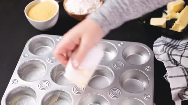 Βήμα Βήμα Βούτυρο Μέταλλο Καπ Κέικ Τηγάνι Ψήνουν Cornbread Muffins — Αρχείο Βίντεο