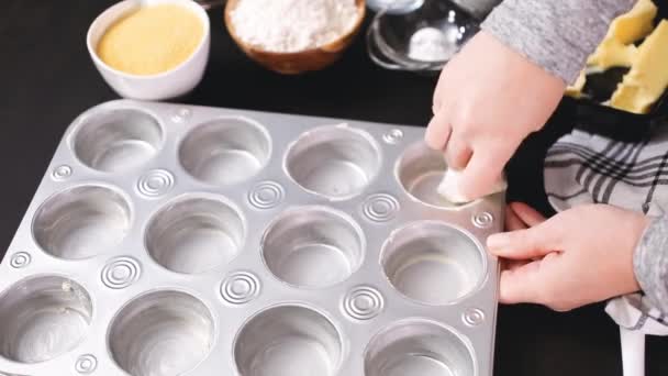 Stap Voor Stap Botert Metalen Cupcake Pan Bakken Cornbread Muffins — Stockvideo