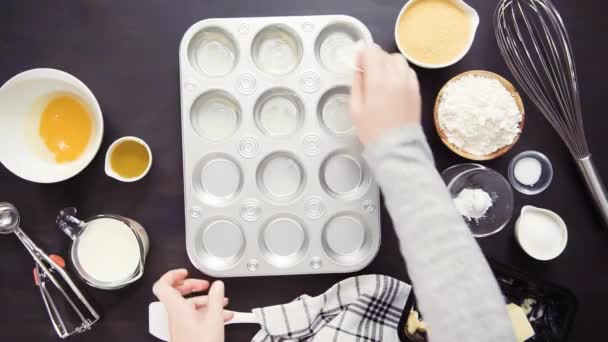 Steg För Steg Smörar Metall Cupcake Pan Att Baka Cornbread — Stockvideo