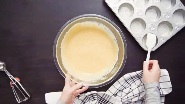 Krok Kroku Widok Góry Wypełniając Metali Muffin Pan Ciasto Cornbread — Wideo stockowe