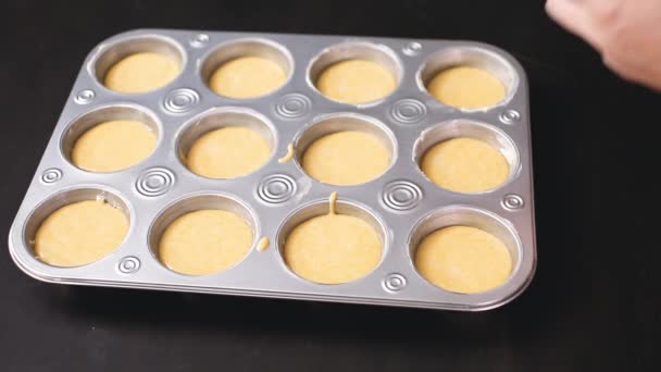Schritt Für Schritt Füllung Metall Muffin Pfanne Mit Maisbrotteig — Stockvideo