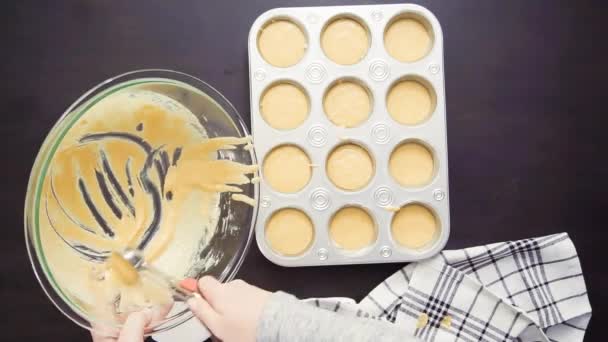Stap Voor Stap Bovenaanzicht Metalen Muffin Pan Vullen Met Cornbread — Stockvideo