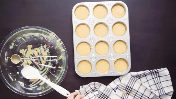 Stap Voor Stap Bovenaanzicht Metalen Muffin Pan Vullen Met Cornbread — Stockvideo