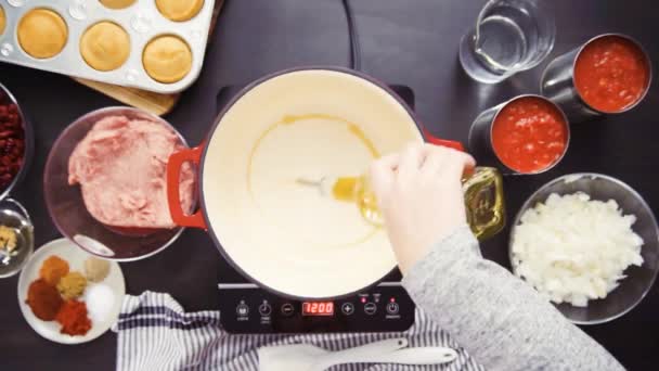 Stap Voor Stap Bovenaanzicht Koken Van Turkije Chili Geëmailleerde Gietijzer — Stockvideo