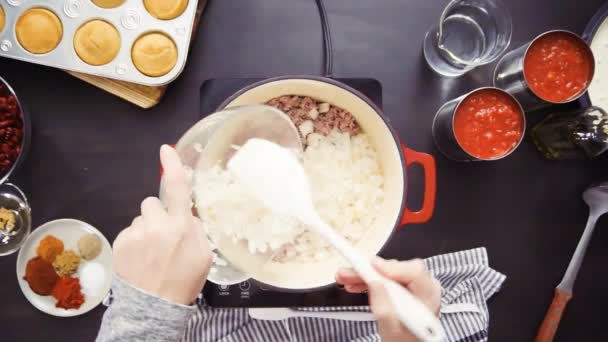 Schritt Für Schritt Ansicht Von Oben Kochen Truthahn Chili Emailliertem — Stockvideo