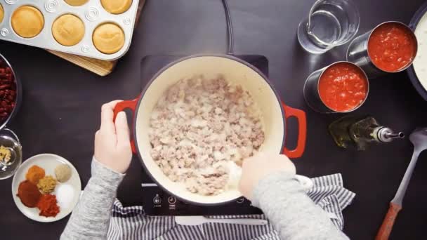 Schritt Für Schritt Ansicht Von Oben Kochen Truthahn Chili Emailliertem — Stockvideo