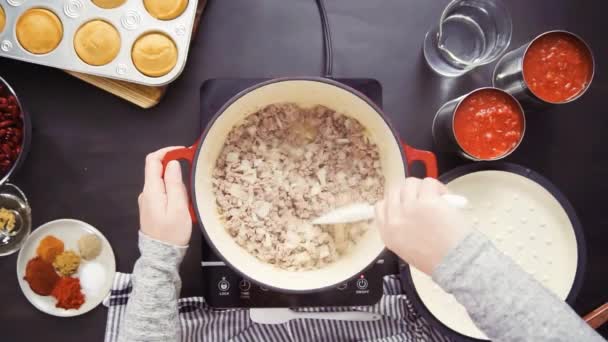 Шаг Шагом Вид Сверху Кулинария Индейки Чили Эмалированной Чугунной Покрытой — стоковое видео