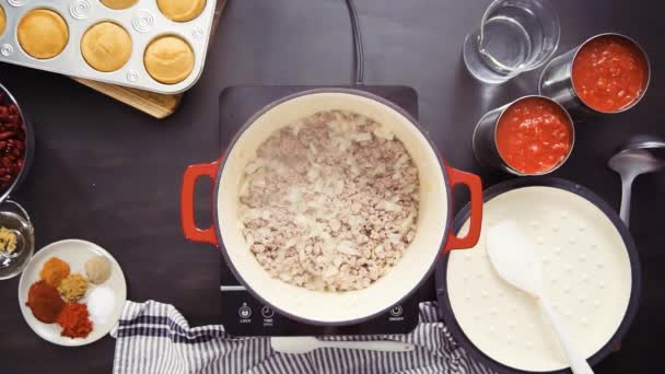 Schritt Für Schritt Ansicht Von Oben Kochen Truthahn Chili Emailliertem — Stockvideo