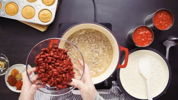 Stap Voor Stap Bovenaanzicht Koken Van Turkije Chili Geëmailleerde Gietijzer — Stockvideo