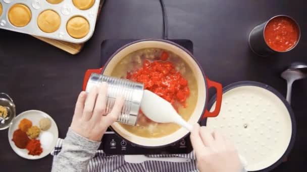 Steg För Steg Ovanifrån Matlagning Turkiet Chili Emaljerad Gjutjärn Omfattas — Stockvideo