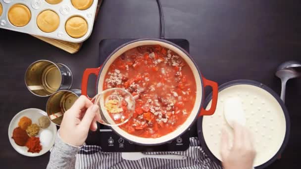 Steg För Steg Ovanifrån Matlagning Turkiet Chili Emaljerad Gjutjärn Omfattas — Stockvideo