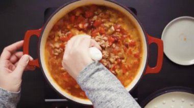 Adım adım. Üstten görünüm. Türkiye'nin acılı emaye dökme demir karıştırarak koku bombası kaplı.