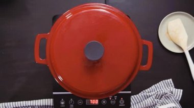 Adım adım. Üstten görünüm. Türkiye'nin acılı emaye dökme demir karıştırarak koku bombası kaplı.