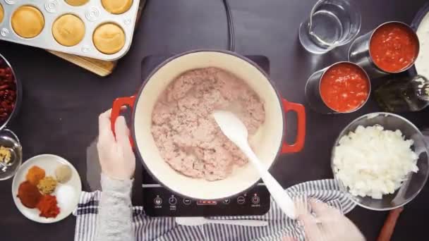 Tid Förflutit Steg För Steg Ovanifrån Matlagning Turkiet Chili Emaljerad — Stockvideo