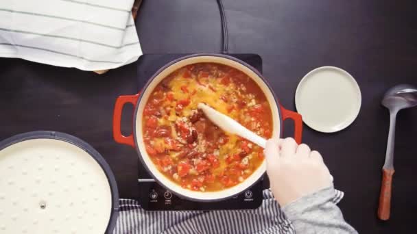 Stap Voor Stap Bovenaanzicht Turkije Chili Roeren Geëmailleerde Gietijzer Gedekt — Stockvideo