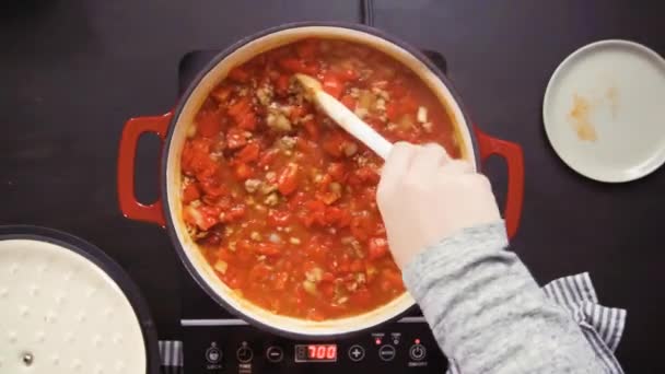 Stap Voor Stap Bovenaanzicht Turkije Chili Roeren Geëmailleerde Gietijzer Gedekt — Stockvideo