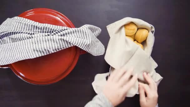 Schritt Für Schritt Ansicht Von Oben Entfernen Frisch Gebackener Maisbrot — Stockvideo