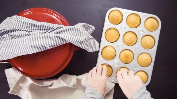 Stap Voor Stap Bovenaanzicht Verwijderen Van Vers Gebakken Cornbread Muffins — Stockvideo