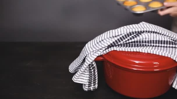 Pas Pas Retrait Des Muffins Pain Maïs Fraîchement Cuits Moule — Video