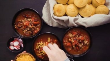 Adım adım. Türkiye'de biber yeşil soğan, turp ve kaşar peyniri ile süsleme.