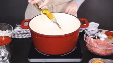 Adım adım. Türkiye'nin acılı emaye dökme demir pişirme koku bombası kaplı.