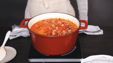 Adım adım. Türkiye'nin acılı emaye dökme demir pişirme koku bombası kaplı