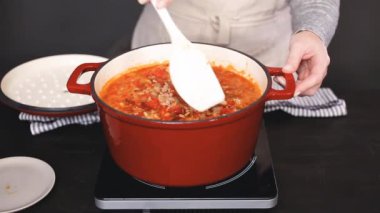 Adım adım. Türkiye'nin acılı emaye dökme demir pişirme koku bombası kaplı