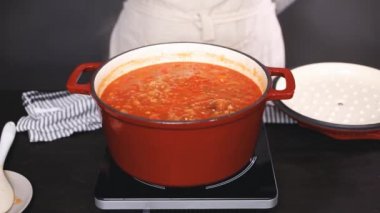 Adım adım. Türkiye'nin acılı emaye dökme demir pişirme koku bombası kaplı