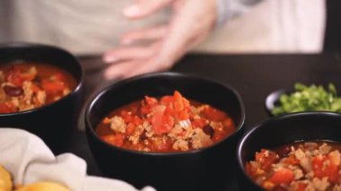 Zaman atlamalı. Adım adım. Türkiye'de biber yeşil soğan, turp ve kaşar peyniri ile süsleme