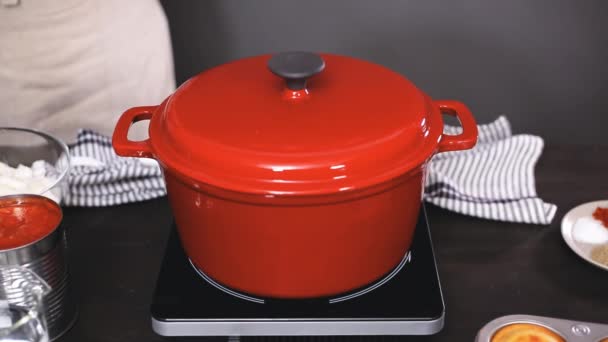 循序渐进 煮火鸡辣椒在搪瓷铸铁盖的荷兰烤箱 — 图库视频影像