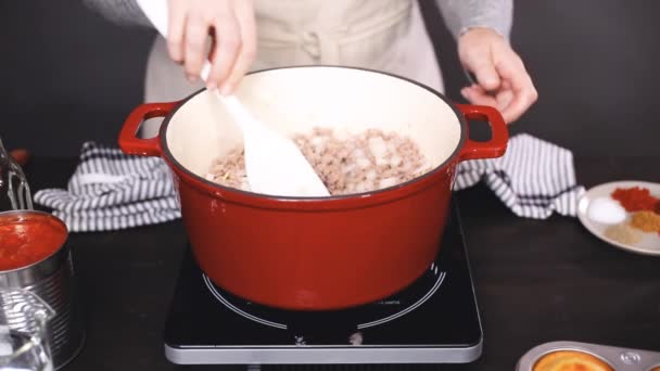 一歩一歩 ダッチ オーブンを覆われた鋳物ホーローでトルコの唐辛子を調理 — ストック動画