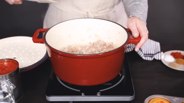 Krok Kroku Gotowania Indyka Chili Emaliowane Żeliwo Pokryte Piec Holenderski — Wideo stockowe