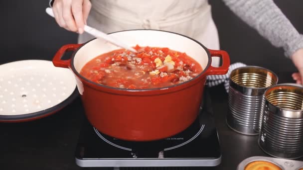 Schritt Für Schritt Kochen Truthahn Chili Emailliertem Gusseisen Abgedeckt Holländischen — Stockvideo